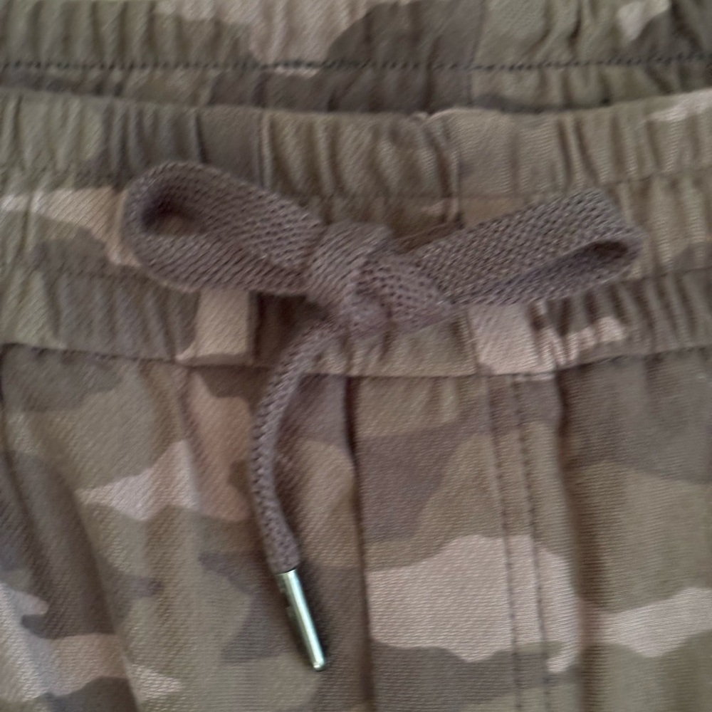 Athleta Camo Farallon Shorts Size Women’s 26 NWT - Picture 7 of 13